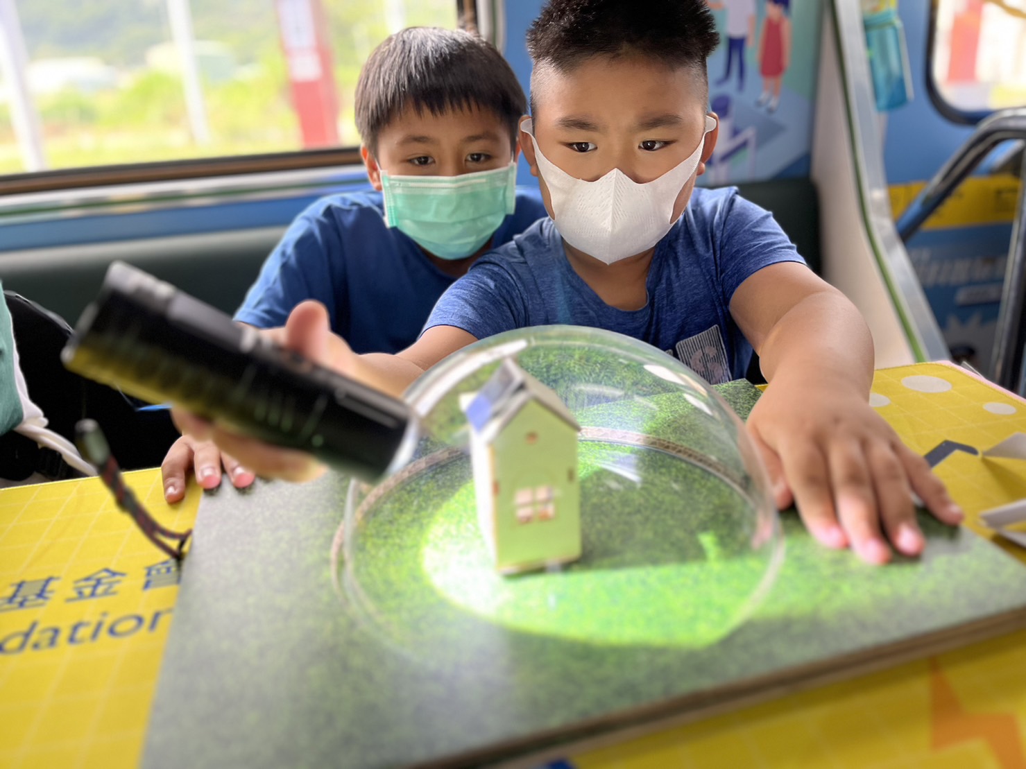 九州酷游參與基礎科學主題車廂，以STEAM教學精神，設計「逐日科學家」、「太陽能工程師」以及「淨零建築師」三大能源科普課程和實驗